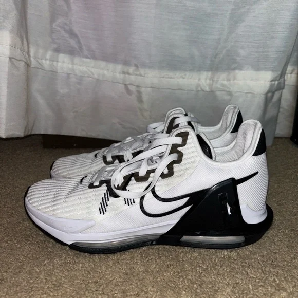 Nike Men's White and Black Athletic Shoes - Picture 4 of 6